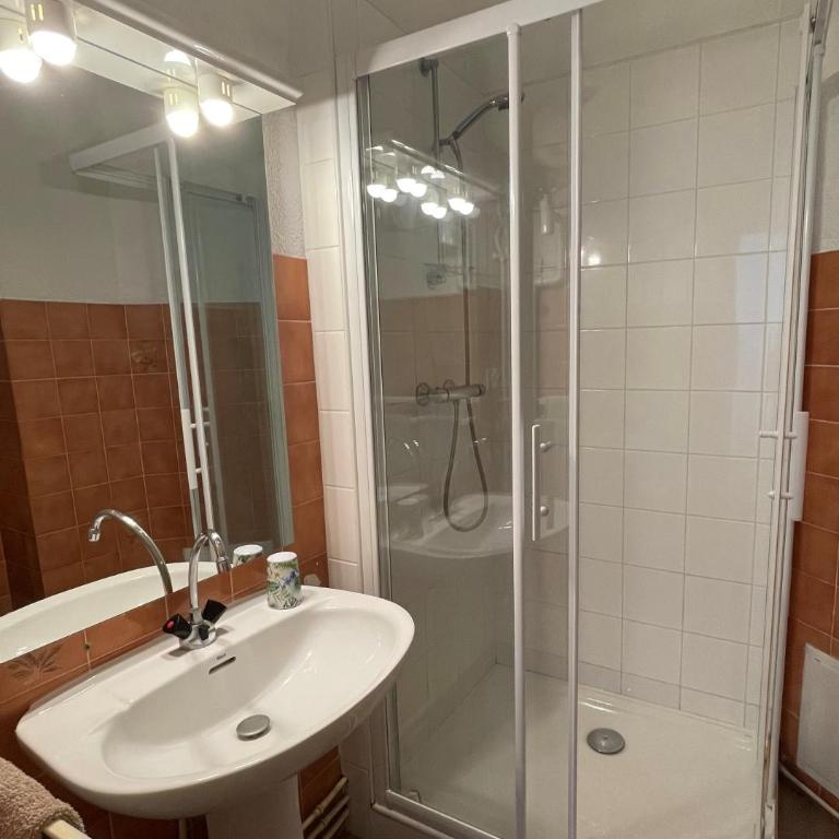 VILLA BONVOULOIR - Petite Chambre Double avec Salle de Bains et Toilettes - 2