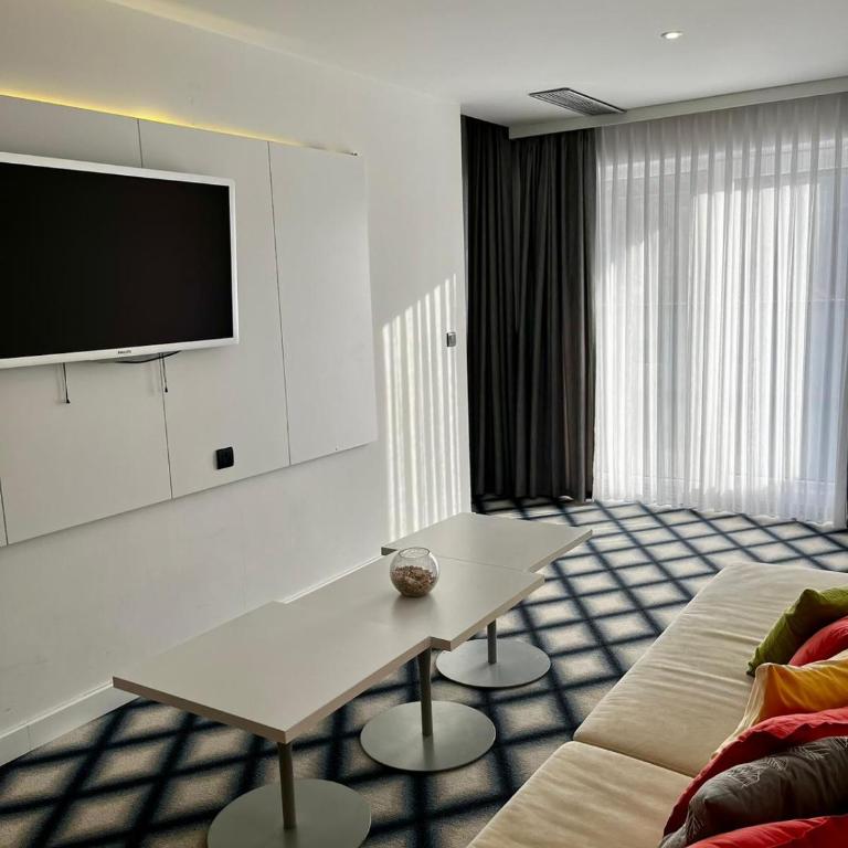 Swiss Plus Hotel - Deluxe Double Room with Balcony - 7