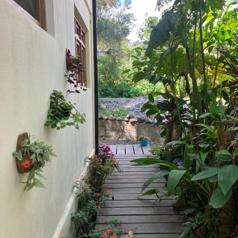 Casa del Rio en MINDO - Triple Room with Shower - 4