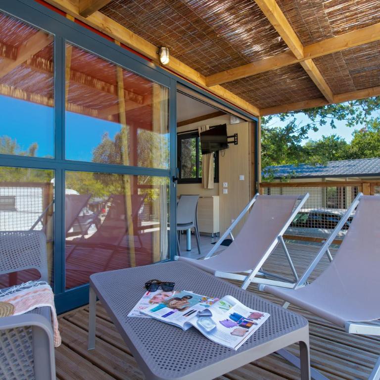 Camping La Pinède - Chalet Familial 2 Chambres - 1