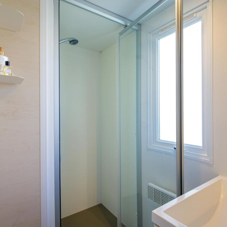 Camping La Pinède - Mobile Home 2 Chambres Confort - 3