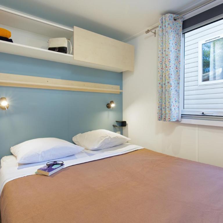 Camping La Pinède - Mobile Home 2 Chambres Confort - 5