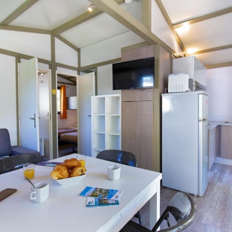 Camping La Pinède - Chalet 2 Chambres Supérieur - 3
