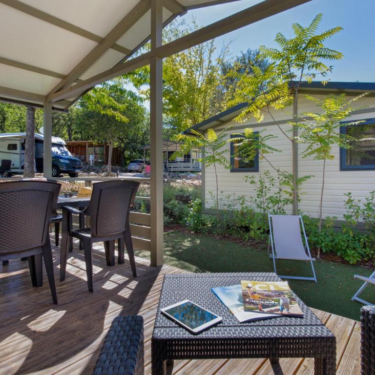Camping La Pinède - Chalet 2 Chambres Supérieur - 1