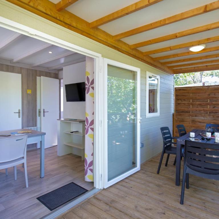 Camping La Pinède - Chalet 2 Chambres - 1
