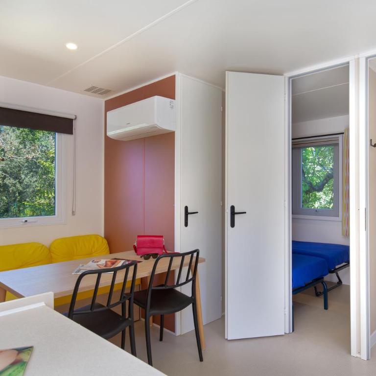 Camping La Pinède - Mobile Home 2 Chambres Supérieur - 4