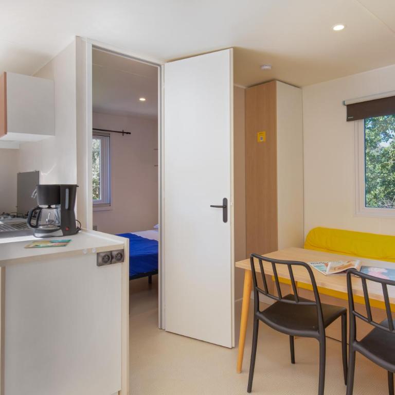 Camping La Pinède - Mobile Home 2 Chambres Supérieur - 5