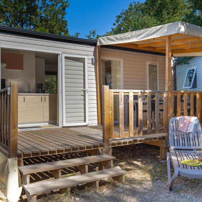 Camping La Pinède - Mobile Home 2 Chambres Supérieur - 1