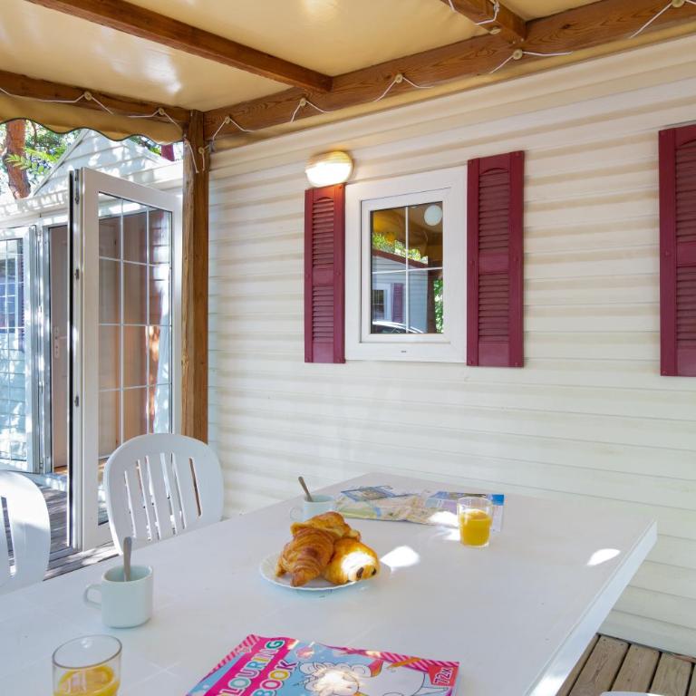 Camping La Pinède - Mobile Home 2 Chambres Standard - 1