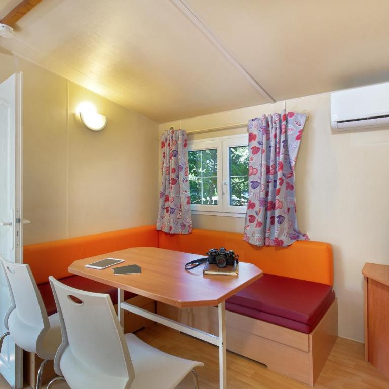 Camping La Pinède - Mobile Home 2 Chambres Standard - 4