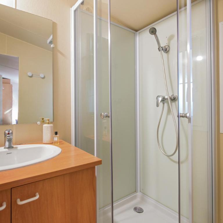 Camping La Pinède - Mobile Home 2 Chambres Standard - 5