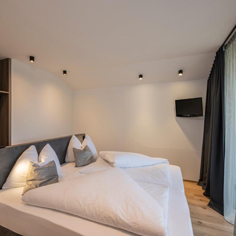 Montanaris Apartments - Two-Bedroom Deluxe Apartment - 8