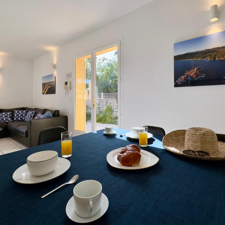 Villa Marinette - Two-Bedroom House with Garden - 10