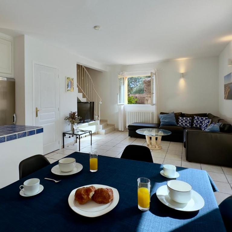 Villa Marinette - Two-Bedroom House with Garden - 11