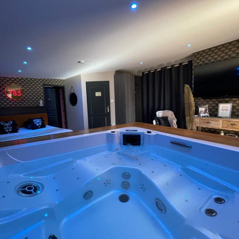 SUITE 785 Chambre Jacuzzi Sauna - Chambre Lit King-Size avec Baignoire Spa - 7
