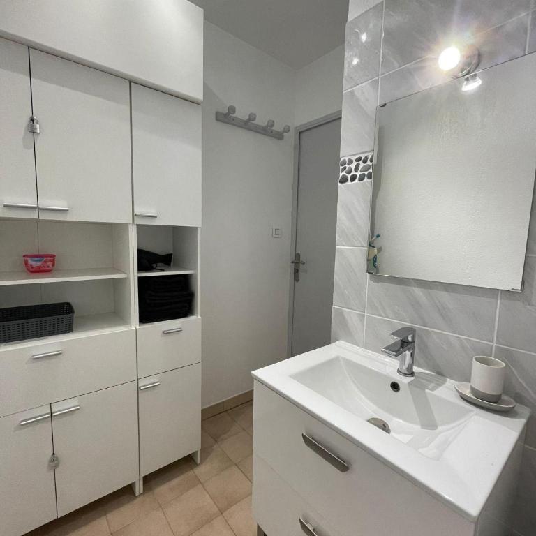 Appartement T2 46m2 avec grande terrasse - Two-Bedroom Apartment - 11