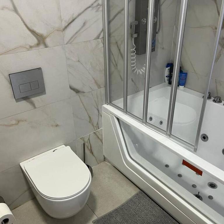 Modern apartment in heart of city - Two-Bedroom Apartment with Balcony - 9
