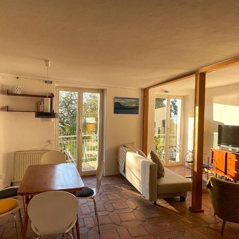 Ferienwohnung Idylle am See - idyllisch auf der Insel mit Balkon und Seesicht und direkter Seelage - Appartamento con Vista Lago - 3