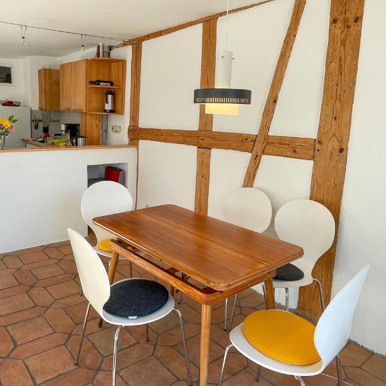 Ferienwohnung Idylle am See - idyllisch auf der Insel mit Balkon und Seesicht und direkter Seelage - Appartamento con Vista Lago - 8