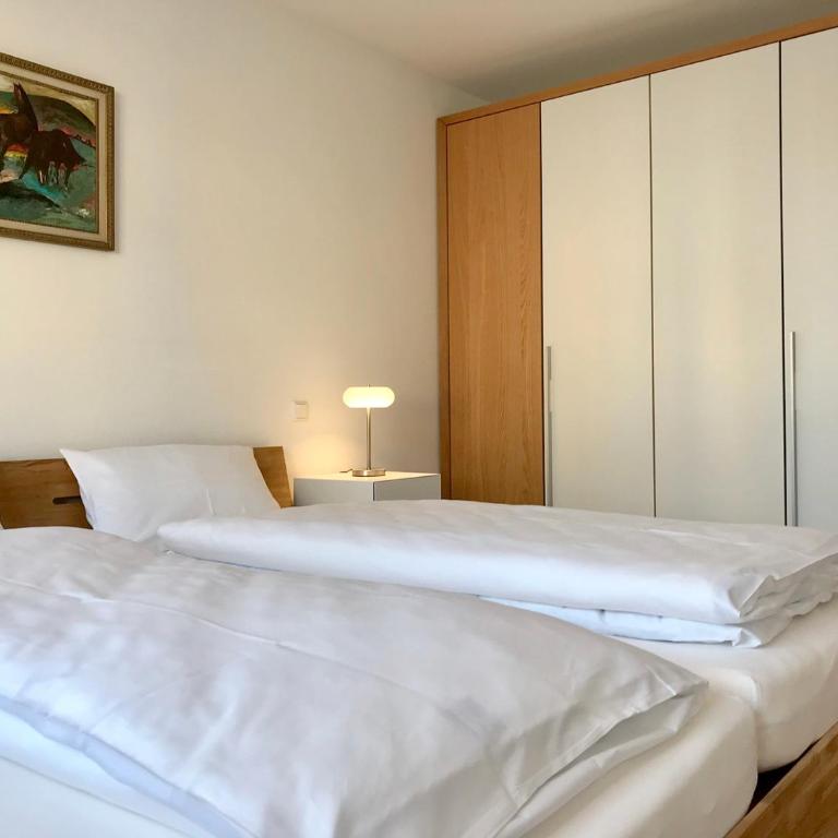 Ferienwohnung Central 1st floor - hochwertige Wohnung mit Balkon und Aufzug - Apartment with Balcony - 13