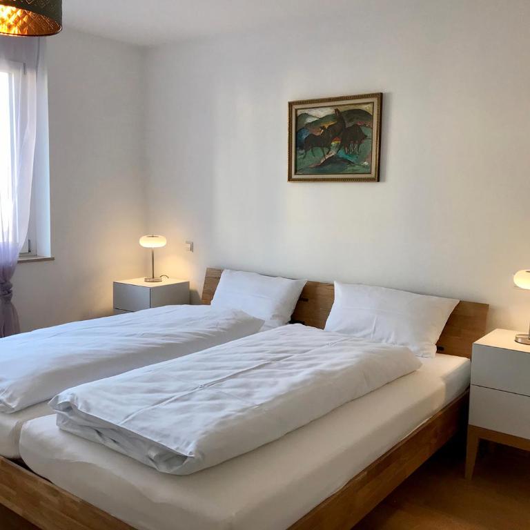 Ferienwohnung Central 1st floor - hochwertige Wohnung mit Balkon und Aufzug - Apartment with Balcony - 12