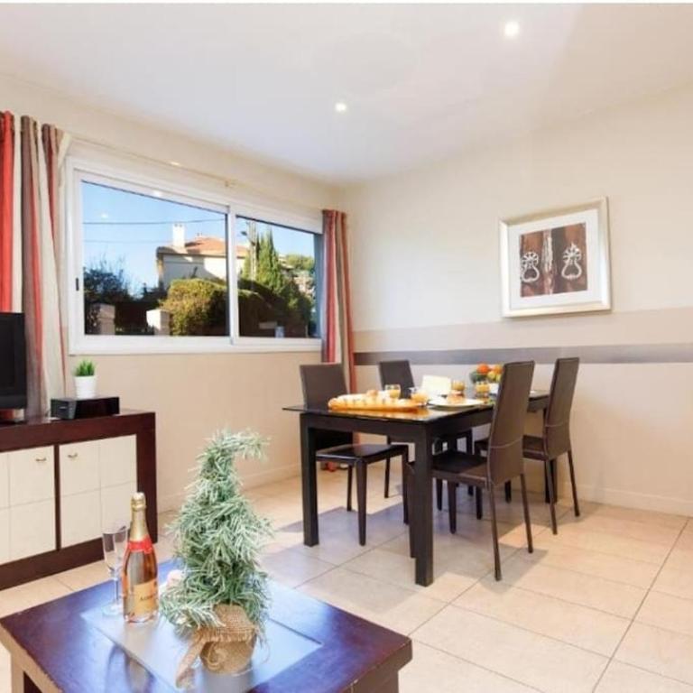 Centre ville à 5 mn à pied du Palais et plages - Appartement - 5