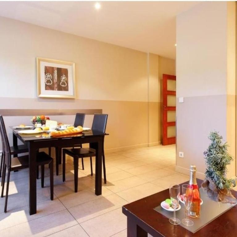 Centre ville à 5 mn à pied du Palais et plages - Appartement - 8