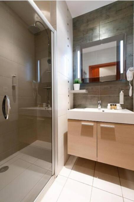 Centre ville à 5 mn à pied du Palais et plages - Appartement - 9