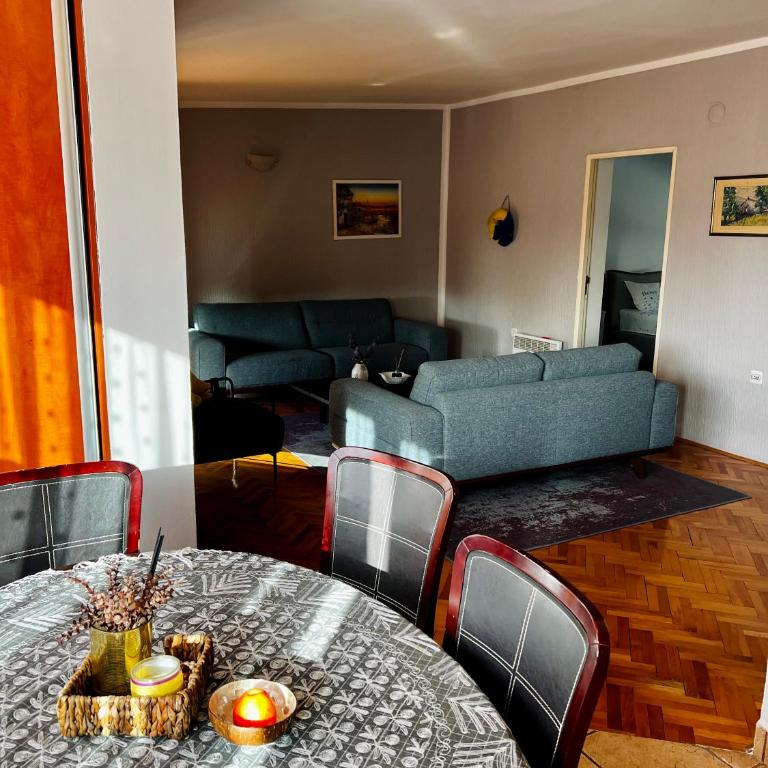 City Center Square DeLuxe Nest - Three-Bedroom Apartment - 2