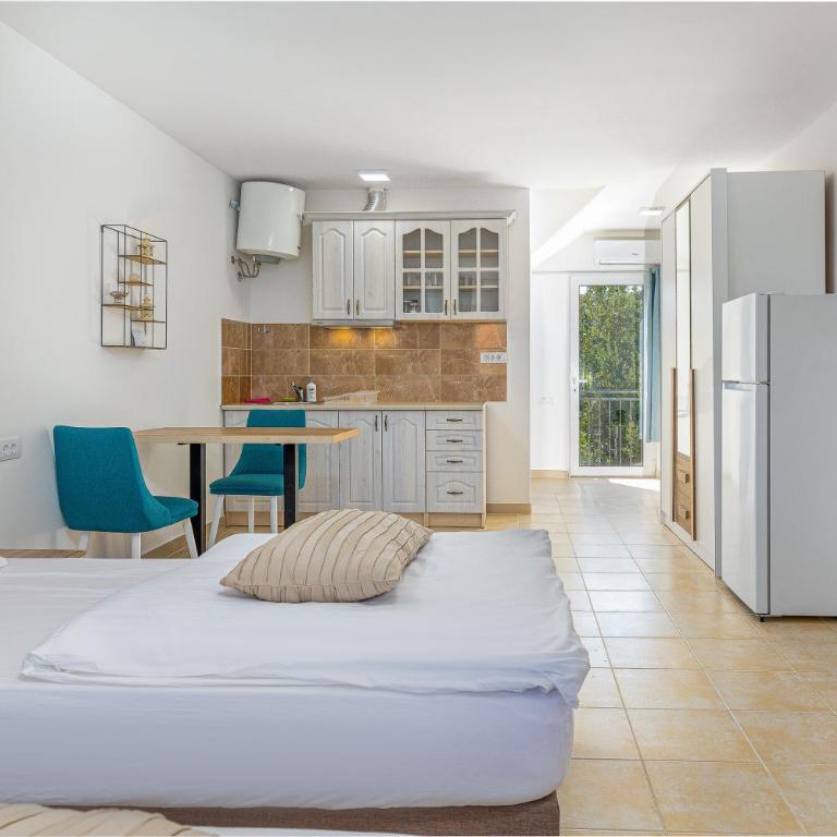 Apartments Lustica - Studio Apartment - 2