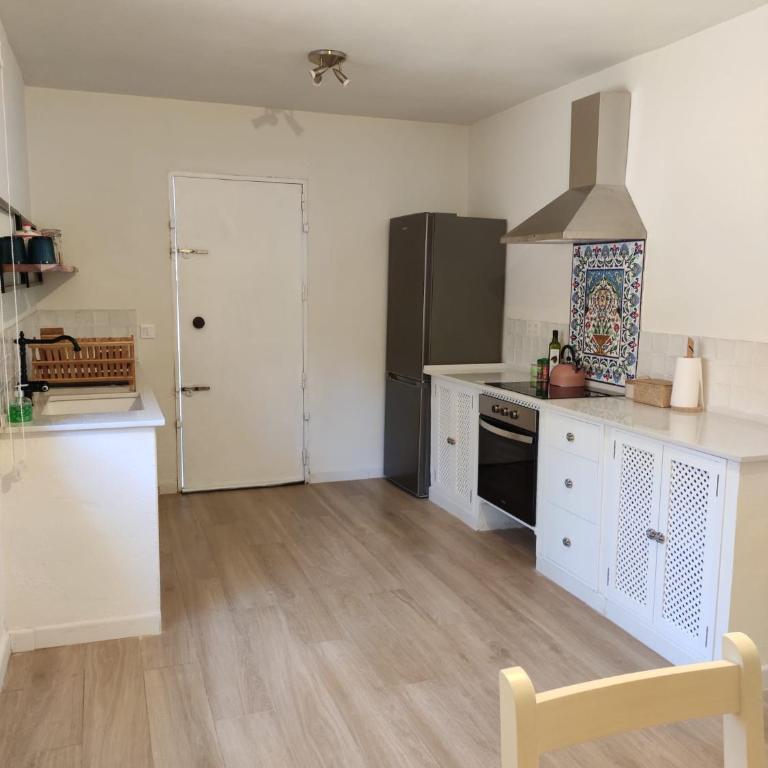 Bonita casa blanca en el bosque. - Two-Bedroom House - 7