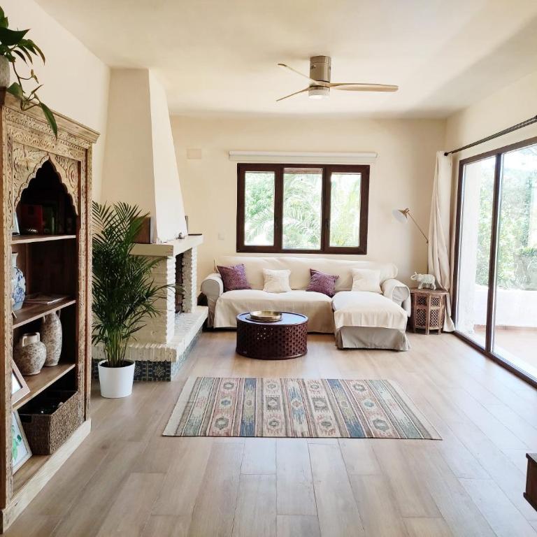 Bonita casa blanca en el bosque. - Two-Bedroom House - 15