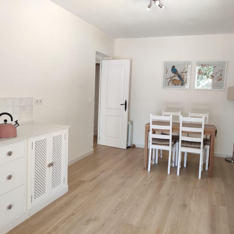 Bonita casa blanca en el bosque. - Two-Bedroom House - 10