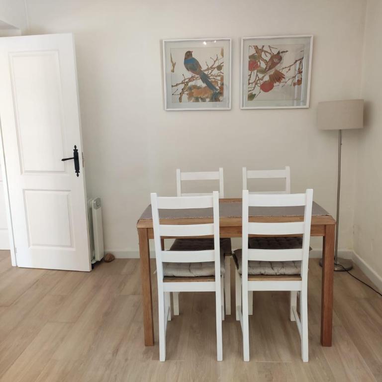 Bonita casa blanca en el bosque. - Two-Bedroom House - 11