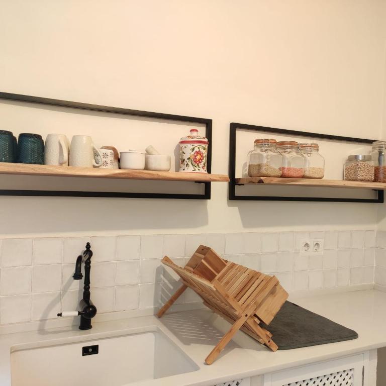 Bonita casa blanca en el bosque. - Two-Bedroom House - 13