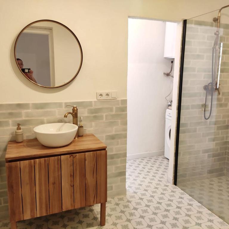 Bonita casa blanca en el bosque. - Two-Bedroom House - 27