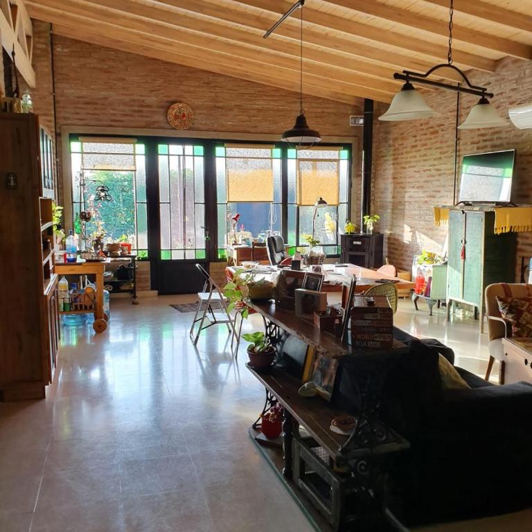 Dormitorio con baño privado, cocina y living compartido con pileta en country - Apartamento de 1 dormitorio - 2