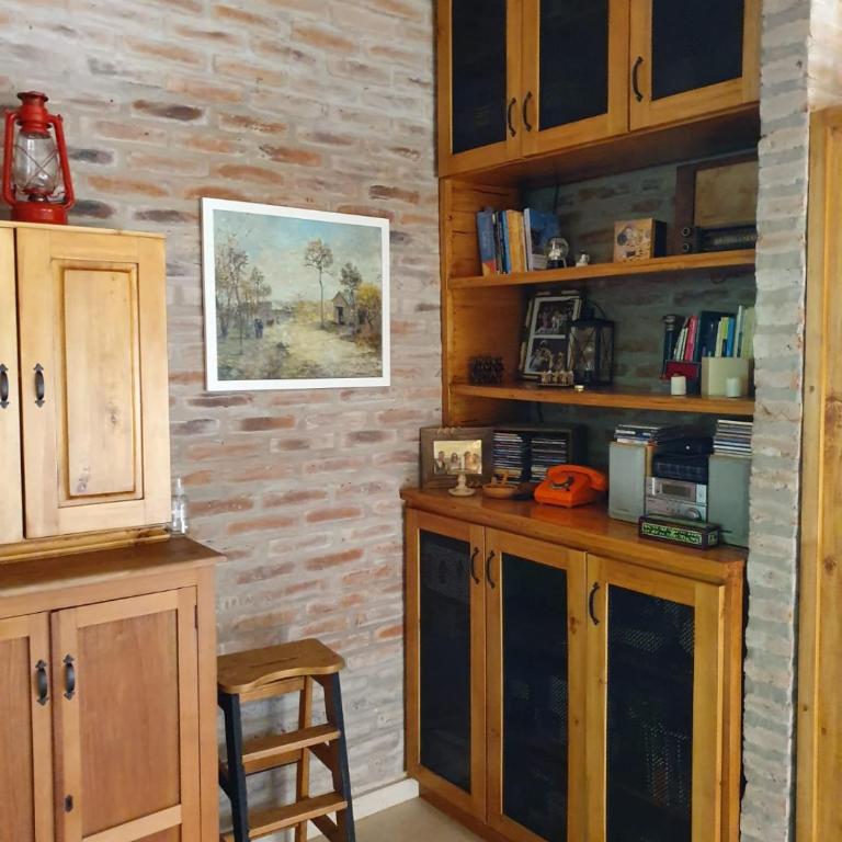 Dormitorio con baño privado, cocina y living compartido con pileta en country - Apartamento de 1 dormitorio - 3