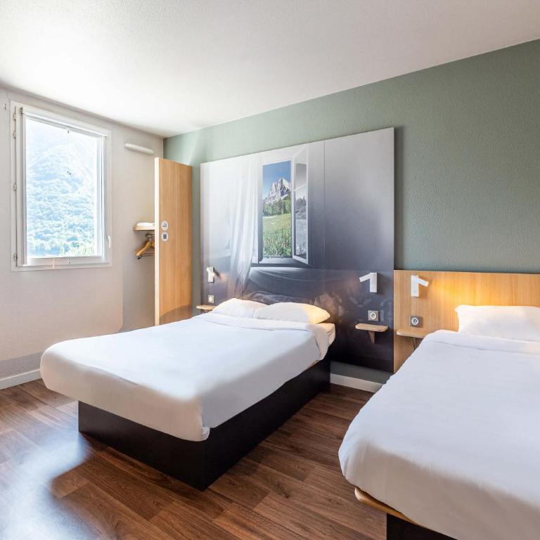 B&B HOTEL Saint Jean De Maurienne - Chambre Triple - Accessible aux Personnes à Mobilité Réduite - 1