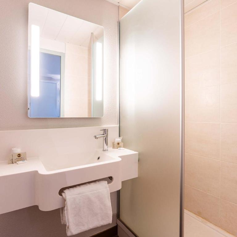 B&B HOTEL Saint Jean De Maurienne - Chambre Quadruple Standard - 5