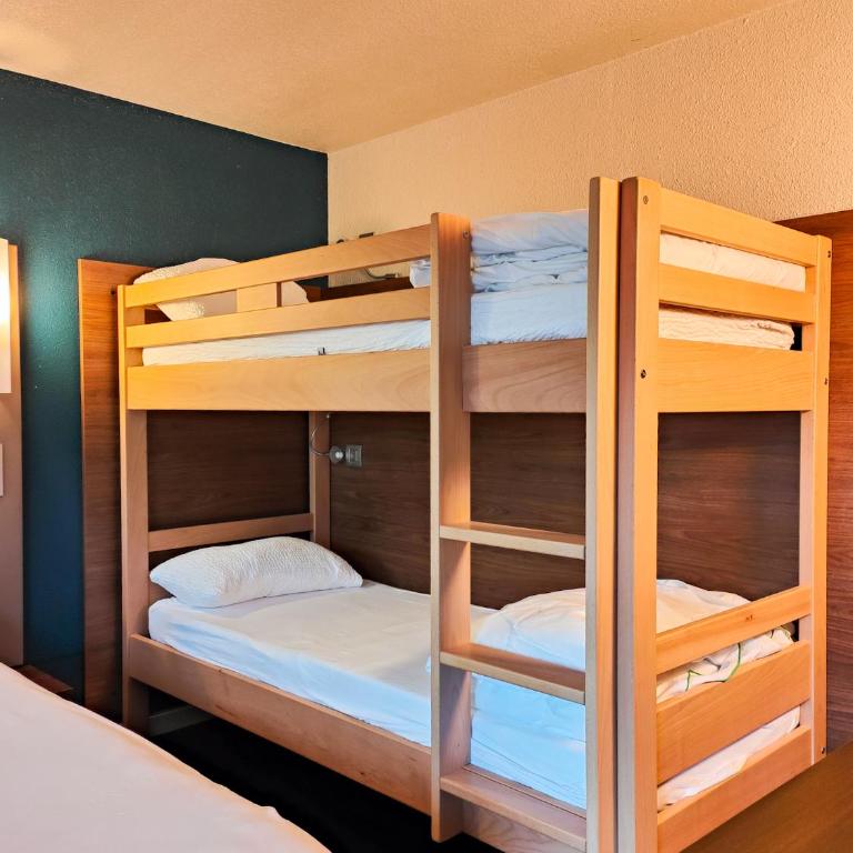 Campanile Millau - Chambre Familiale avec 1 Lit Double et 2 Lits Superposés - 11