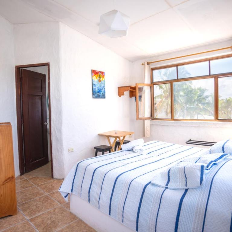 Hostal Galapagos by Bar de Beto - Habitación con cama extragrande. - 15
