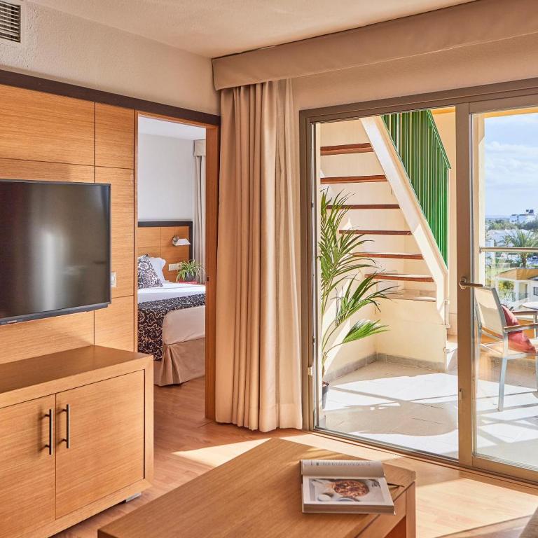 Zafiro Tropic - One Bedroom Penthouse Suite - 3