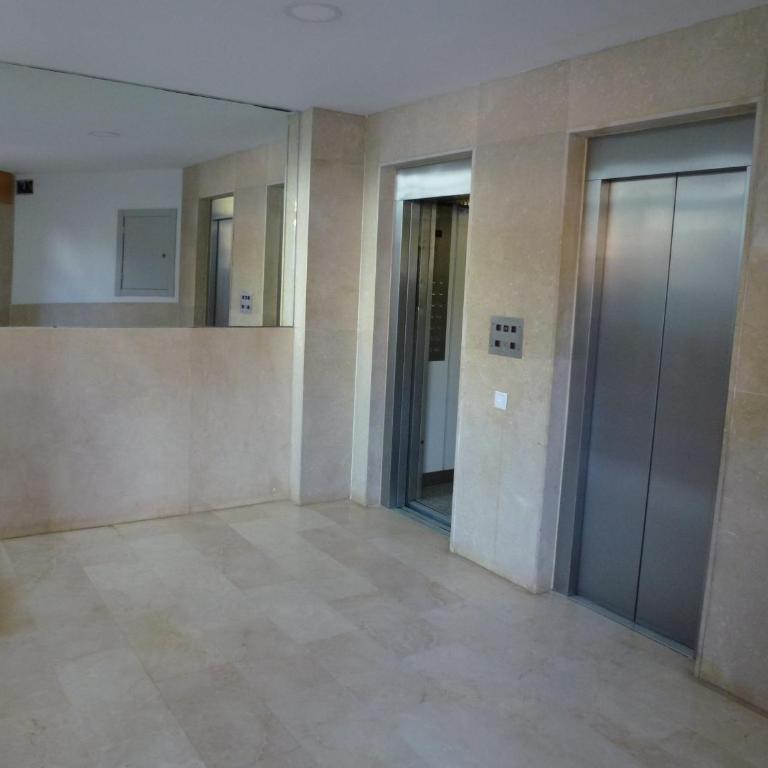 Espectacular terraza y vistas en 1a línea de playa - Three-Bedroom Apartment - 36