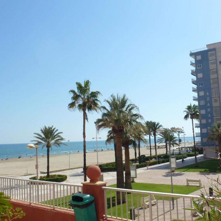 Espectacular terraza y vistas en 1a línea de playa - Three-Bedroom Apartment - 38