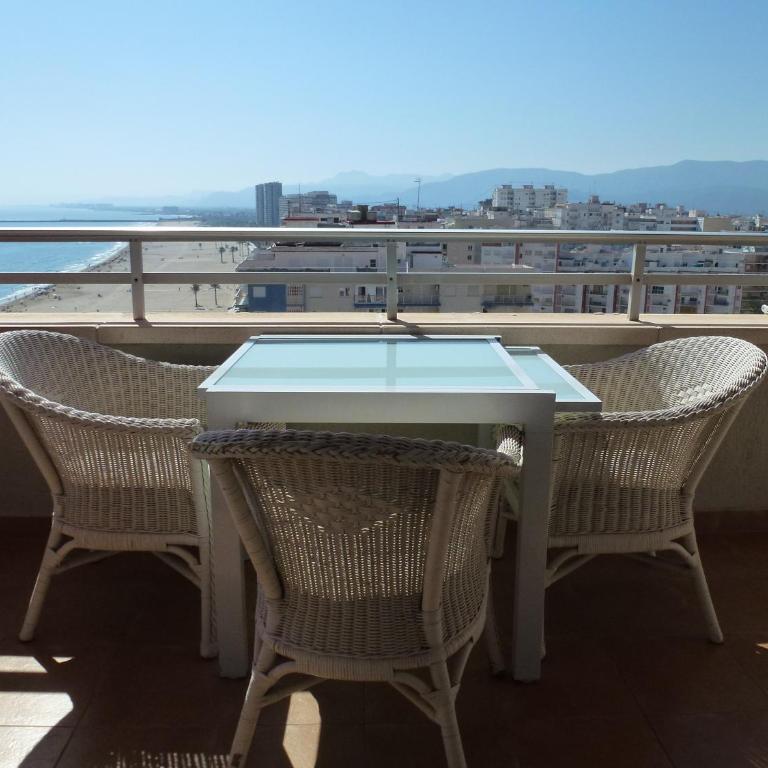 Espectacular terraza y vistas en 1a línea de playa - Three-Bedroom Apartment - 24