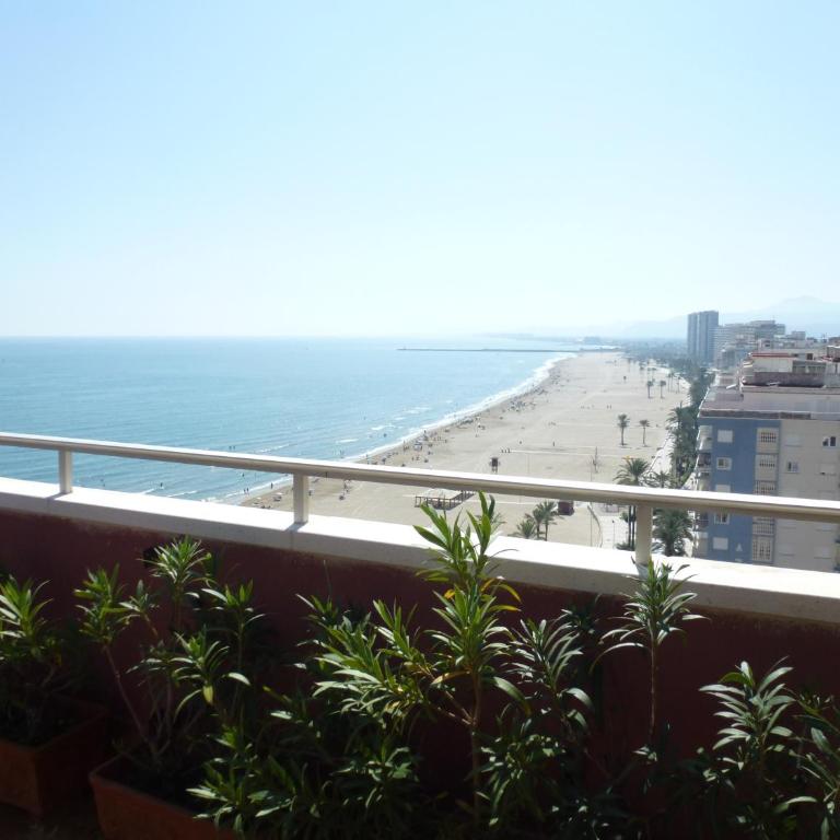 Espectacular terraza y vistas en 1a línea de playa - Three-Bedroom Apartment - 7