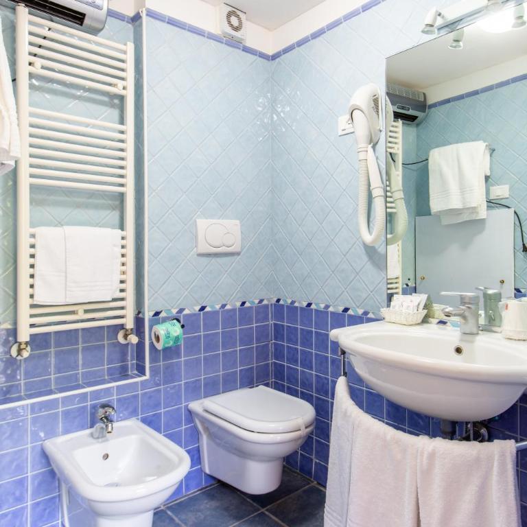 Hotel Sant'Andrea - Triple Room in the Hotel Garden - 7