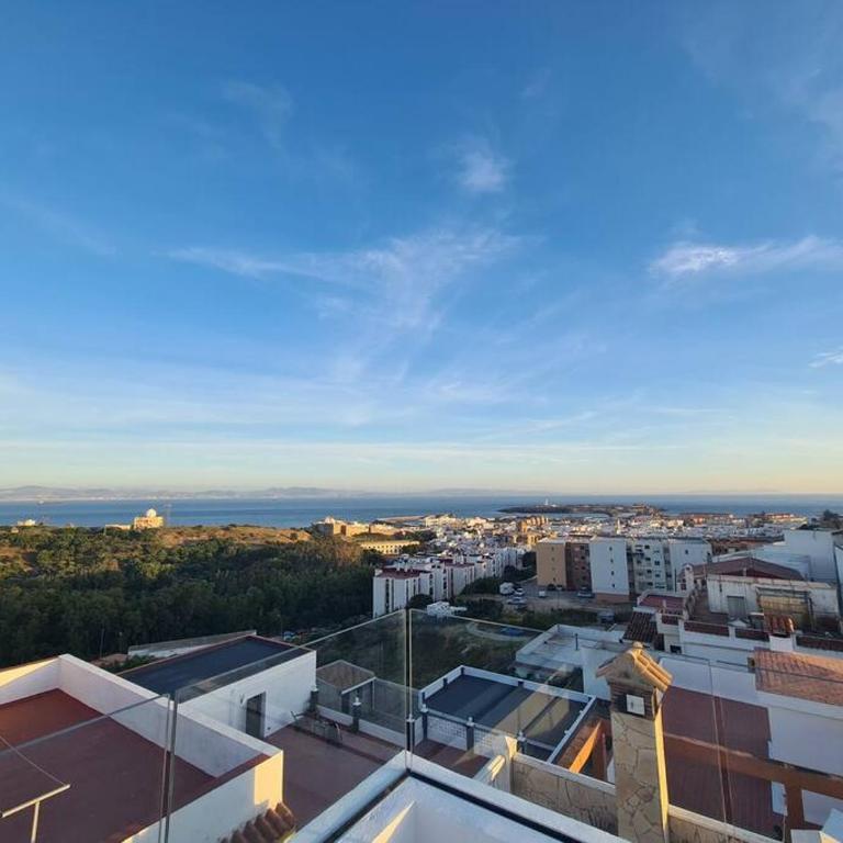 Cheerful 5-bedroom home with unique rooftop views - Villa - 11
