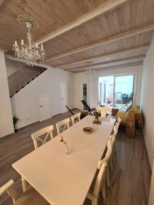 Cheerful 5-bedroom home with unique rooftop views - Villa - 13